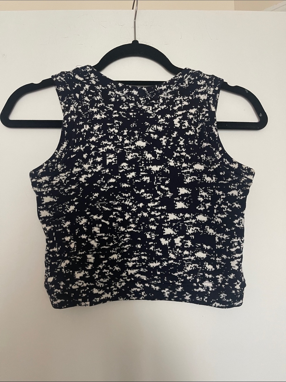 Patterned Knit Crop Tank - Picture 4 of 5
